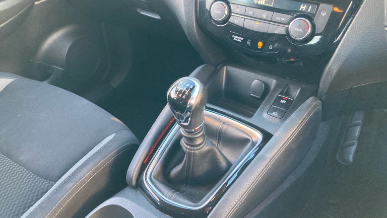 Nissan Qashqai 1.3 DiG-T Acenta Premium 5dr Petrol Hatchback